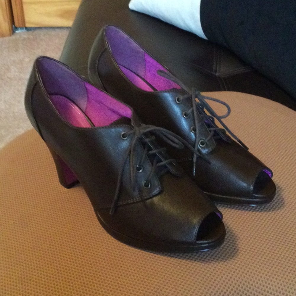 EUC Gretta Lace Pumps